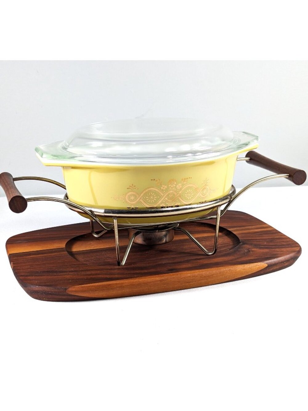 1960s Promotional Pyrex "Golden wreath" Deluxe Cinderella Casserole dish with